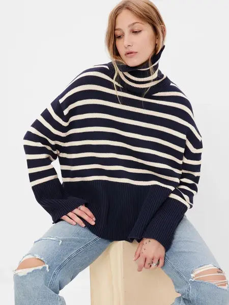 GAP Pruhovaný svetr s rolákem oversized - Dámské