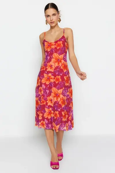 Trendyol růžové květinové vzorované štěrbiny s detailním lemovaným tylovým ramínkem na midi šaty