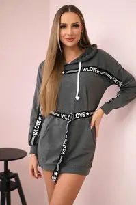 Šaty zdobené páskou s nápisy grafit