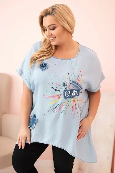 Kesi Włoski Dámská halenka Plus Size s nášivkami světlý denim