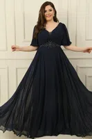 Saygı Plus Size dlouhé šifonové šaty s výstřihem do V, korálkovým pasem, drapovaným a podšitým předním i zadním dílem.