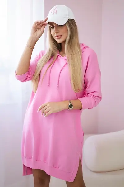 Šaty s kapucí a delším zadním dílem světle růžové