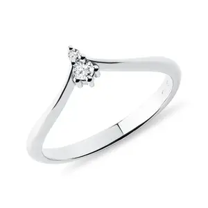 Chevron prsten z bílého zlata s dvěma brilianty KLENOTA
