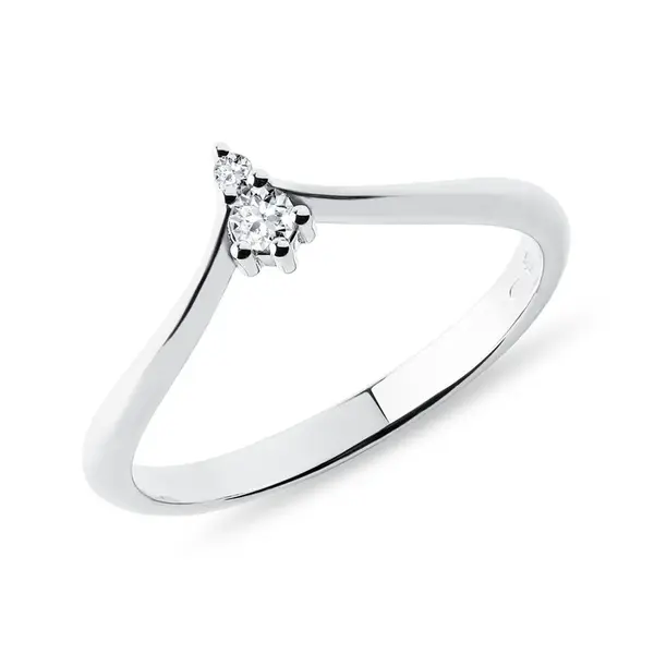 Chevron prsten z bílého zlata s dvěma brilianty KLENOTA