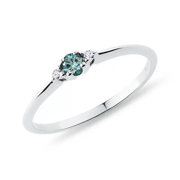 Minimalistický prsten triáda s modrým diamantem v bílém zlatě KLENOTA