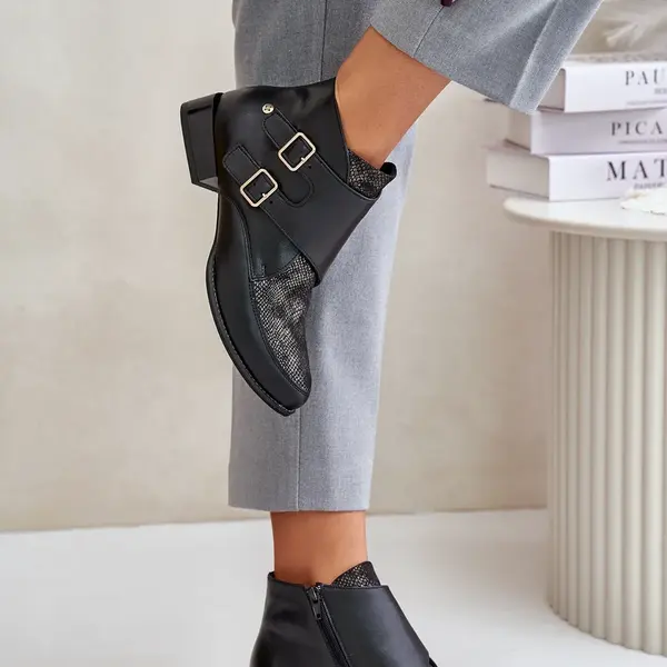 Kožené Čižmy S Nízkym Opätkom A Sponami Maciejka