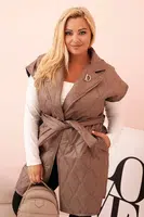 Kesi Włoski Dámska vesta Plus Size prešívaná s opaskom a golierom fango