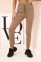 Dámské béžové tepláky s kapsami a řetízkem