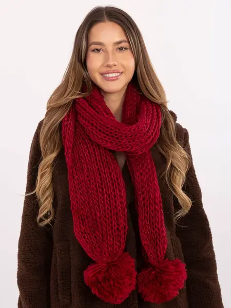 Červená pletená šála s bambulkami