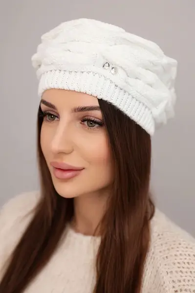 Dámska zimná čiapka s ozdobným vzorom a kryštálmi