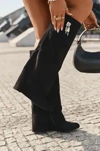 Boto Dámské kozačky na platformě s páskem a stříbrným detailem černé Korivelle