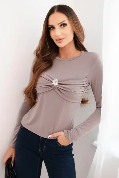 Kesi Włoski Dámska blúzka z viskózy priliehavá s nariasením a brošňou fango