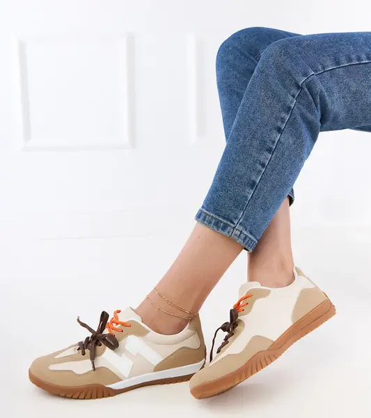 Gemre Beige sneakers with colorful laces Bekki