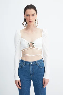 Trendyol X Zeynep Tosun Ecru halenka s detaily doplňků a krátkým střihem