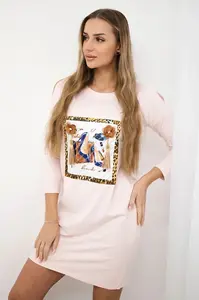 Šaty s 3D grafikou a ozdobným pom pom pudrově růžové