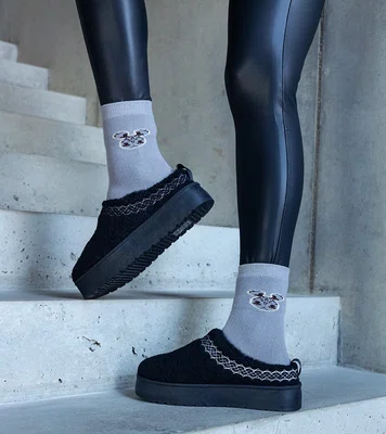 Gemre Black platform snow boots with low shaft and embroidered Greene pattern