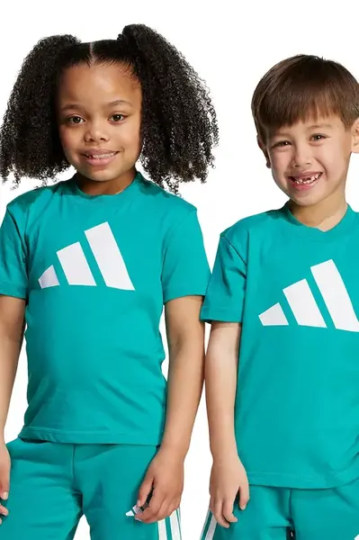 Dětské bavlněné tričko adidas zelená barva, s potiskem, JW2415