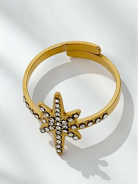 Zlatý náramok s ozdobnými príveskami