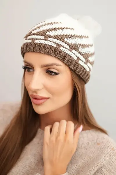 Dámska zimná čiapka s geometrickým vzorom