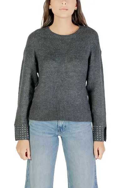 Šedý svetr s kulatým výstřihem