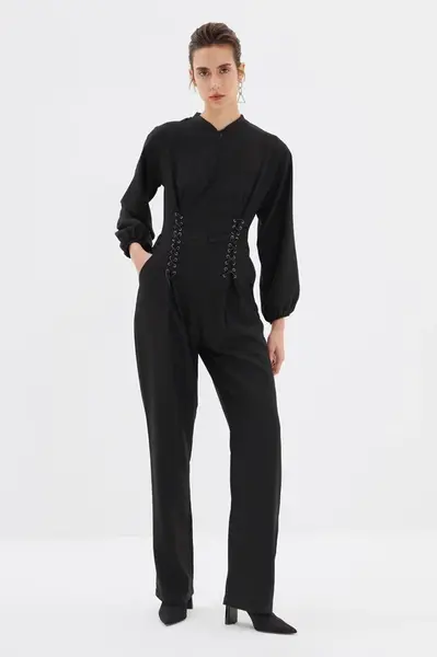 Trendyol černý overal s detaily v pase