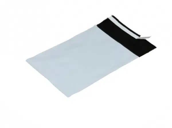 100 ks - Obálka plastová samolepicí bílo-černá 350x450, tl. 0,06 (80% podíl recyklátu)
