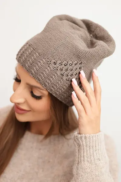 Dámská zimní čepice s ozdobným úpletem a druky