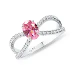 Zásnubný prsteň s ružovým zafírom a diamantmi v bielom zlate KLENOTA