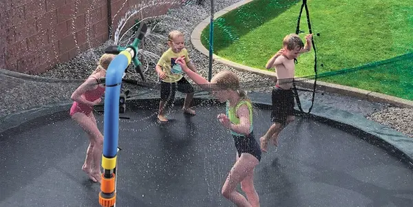 Veselá striekajúca sprcha na záhradu