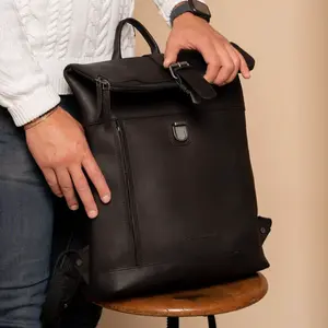 Kožený rolovací batoh The Chesterfield Brand Larsen - čierna