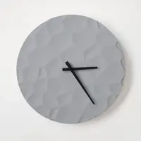 ODLITO Betonové nástěnné hodiny Měsíční kráter – šedá – 50 cm – černé ručičky