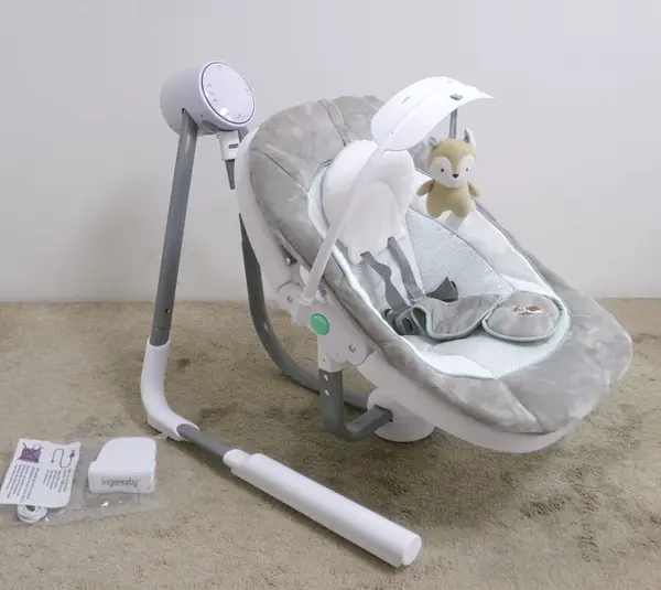 INGENUITY Houpačka vibrující s melodií USB Dual-Direction Anyway Sway ™ Ray ™ 0m+ do 9 kg