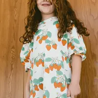 Dětské bavlněné šaty Tinycottons STRAWBERRIES PUFF SLEEVE DRESS béžová barva, midi, SS25-004