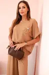 Kesi Włoski Dámský komplet z viskózy s ozdobným květem a širokými kalhotami - camel
