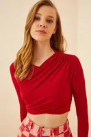 Šťastná dámská pletená halenka v živé červené barvě s plisováním, Istanbul
