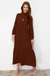 Trendyol hnědé tkané šaty s vysokým výstřihem a širokým střihem