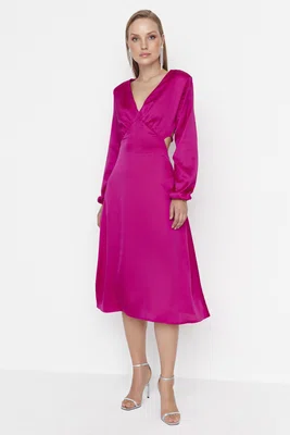 Saténové večerní šaty Trendyol Fuchsia s výstřihem do V