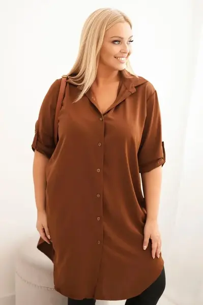 Kesi Włoski Dámská košilová šaty Plus Size s delším zadním dílem a ohrnutým rukávem tmavě camelová