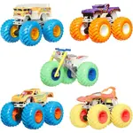 Hot Wheels Monster Trucks v tme svietiacej
