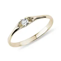Jemný zlatý prsten s kulatým diamantem KLENOTA