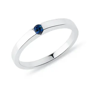 Prsten z bílého 14k zlata s kulatým safírem KLENOTA