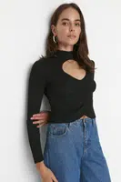 Trendyol čierny crop sveter s výrezmi a detailmi pleteniny