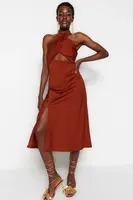 Pletené večerné šaty s podšívkou Trendyol s dlaždicou s oknom/vystrihnutým detailom