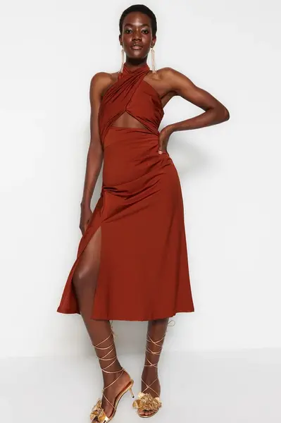 Pletené večerné šaty s podšívkou Trendyol s dlaždicou s oknom/vystrihnutým detailom