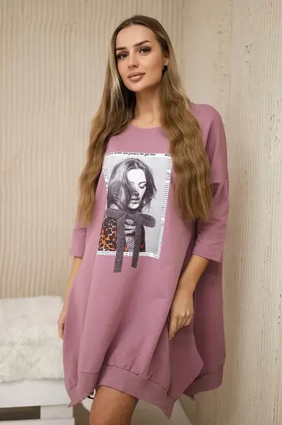 Šaty s potiskem a rozšířeným spodním dílem tmavě růžové