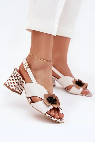 Kožené dámské sandály na podpatku s květinami Laura Messi 2950 bílé