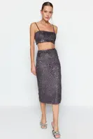 Strieborná midi sukňa s flitrami a strapcami od Trendyol