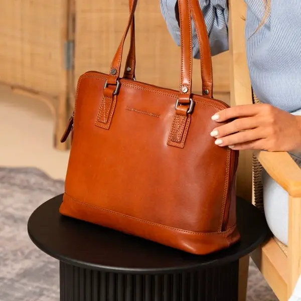 Dámská kožená kabelka přes rameno The Chesterfield Brand Olvie - koňak