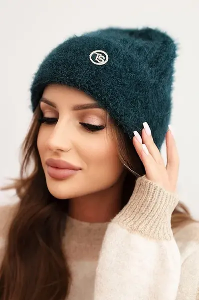 Kesi Dámská pletená čepice z viskózy huňatá s ozdobným kovovým knoflíkem mořská