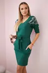 Šaty s křídly na ramenou zelené